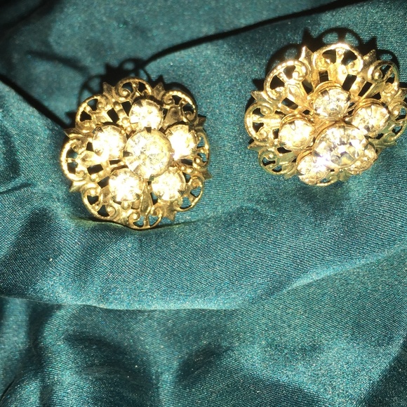 Gold tone metal stud earrings with Rhinestones - Picture 1 of 4